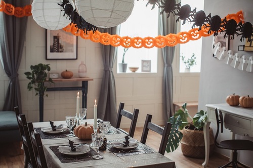 Ciepło, przytulnie, z pazurem – jesienne wnętrza w klimacie Halloween